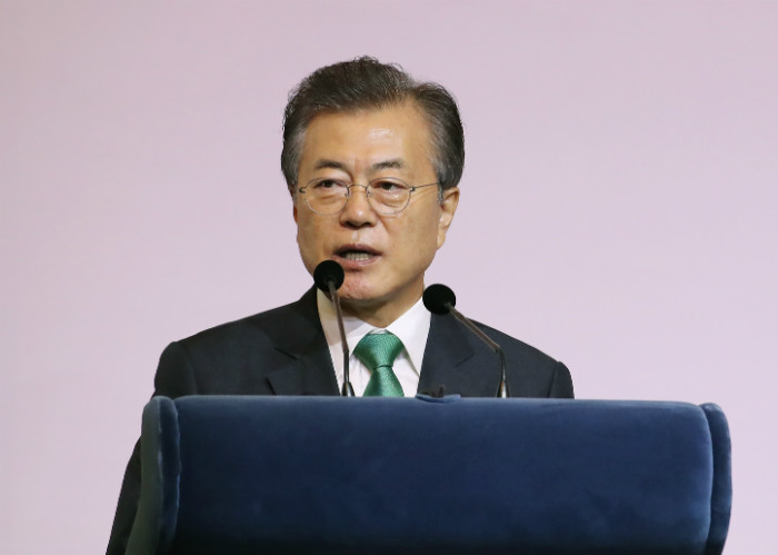 President Moon Jae-in speaks as part of the Singapore Lecture series at the Orchard Hotel in Singapore on July 13. He is now only the second Korean president to ever give a Singapore Lecture, following after Kim Dae-jung. (Yonhap)